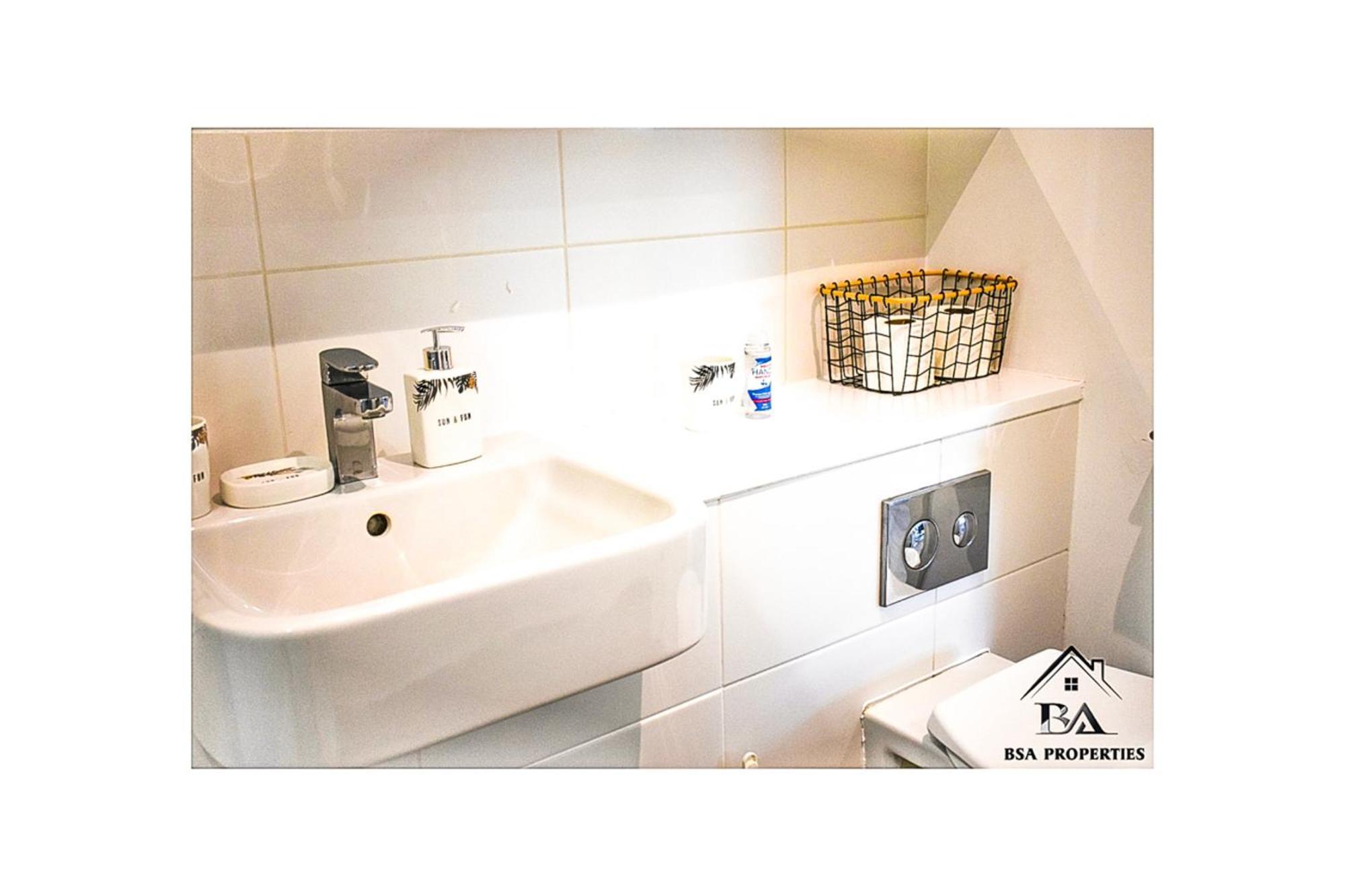 City Centre Apartment Close To Ascot & Legoland Sleep Upto 4 Guests - Parking On Request! Bracknell Zewnętrze zdjęcie