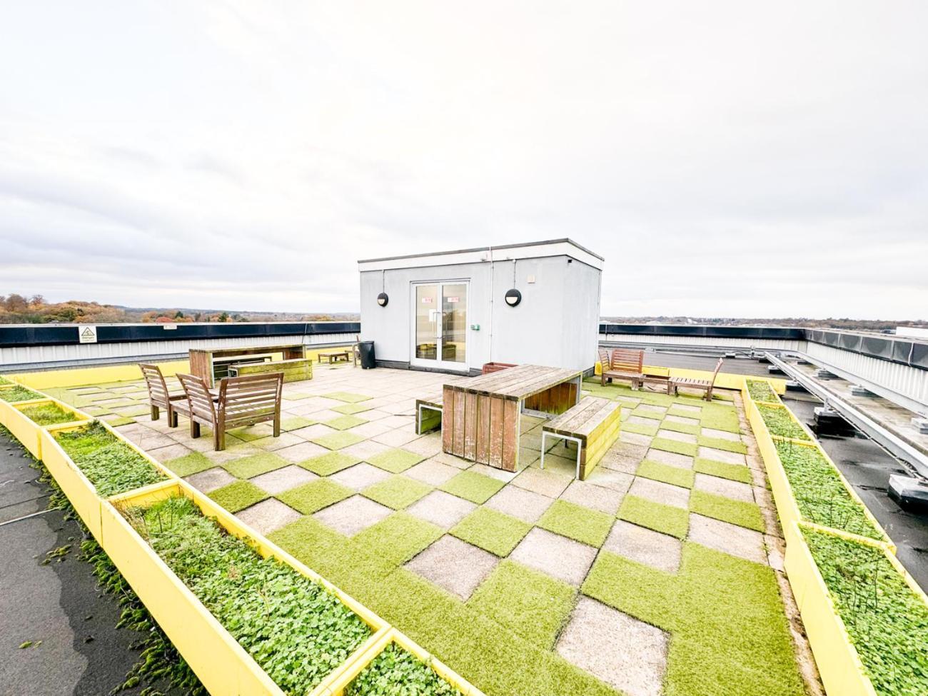 City Centre Apartment Close To Ascot & Legoland Sleep Upto 4 Guests - Parking On Request! Bracknell Zewnętrze zdjęcie